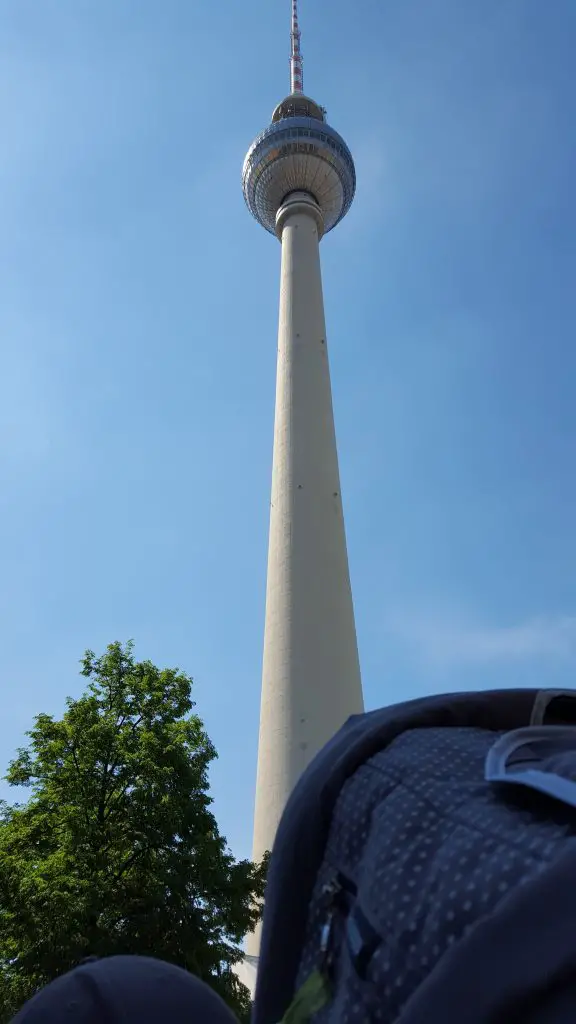 Berlin_Fernsehturm mit Kinderwagen