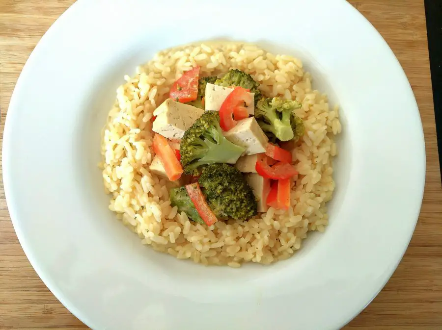 Thai Curry mit Broccoli, Tofu und Gemüse