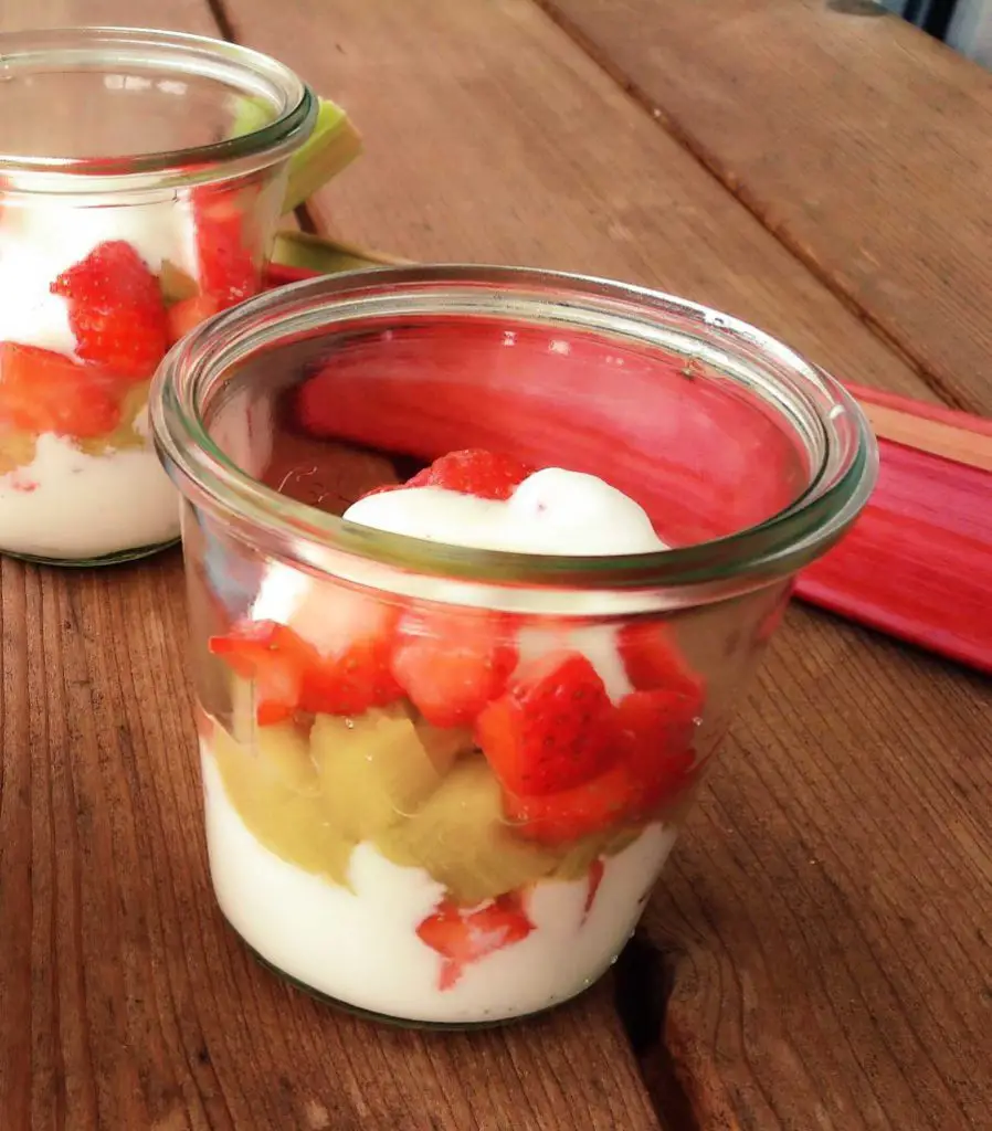 Erdbeer-Rhabarber-Traum rezept dessert glas quark