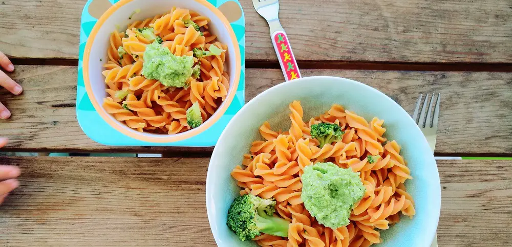 kinder rezept familie vegetarisch kind Linsenpasta im Test mit einem Broccoli Pesto Kinderteller, Brokkoli