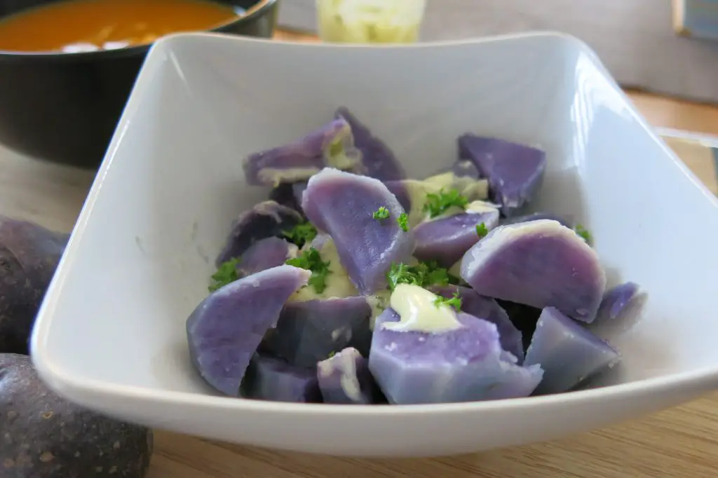 Blauer Kartoffelsalat in Schale