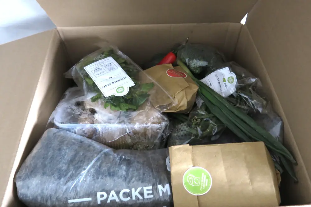 Blick in die Hello Fresh Box mit frischen Lebensmitteln