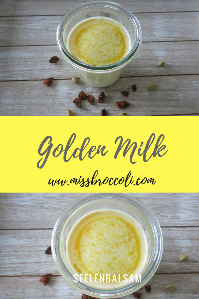 Goldene Milch, golden Milk im Glas.