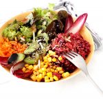 Buddha Bowl Quinoa Salat rezept kiwi mais chicoree