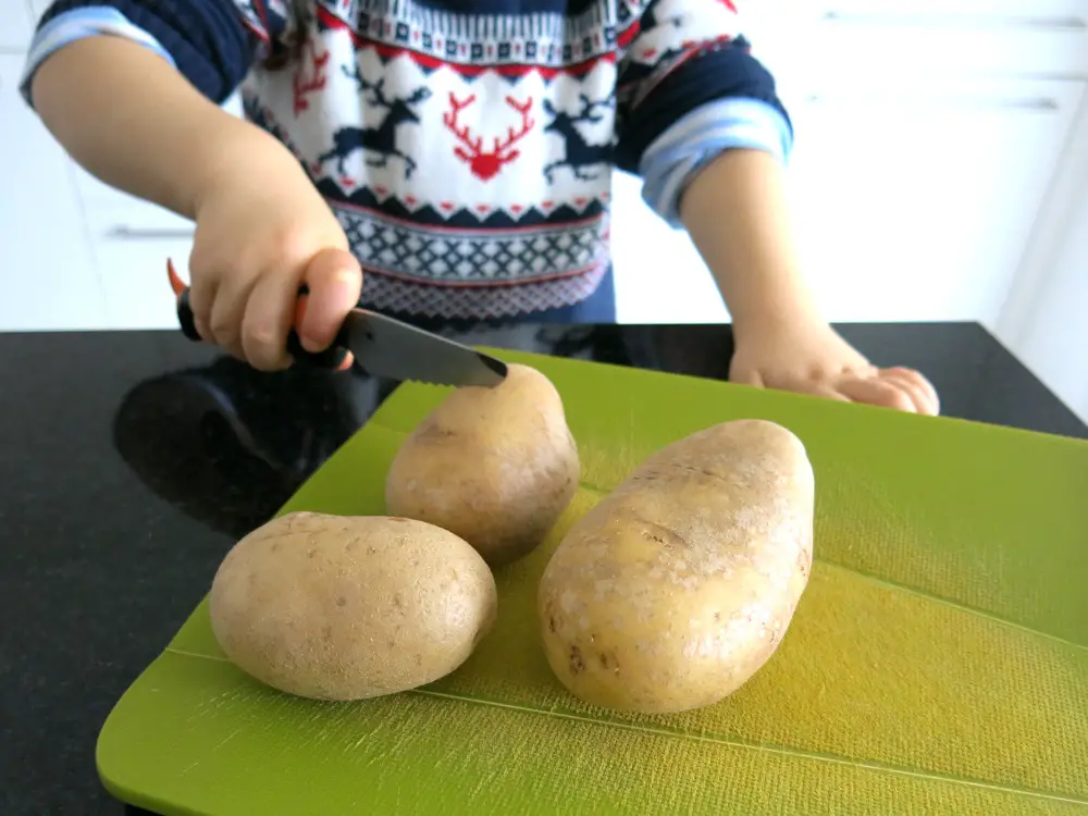 Kind kocht kartoffeln kochen mit kindern