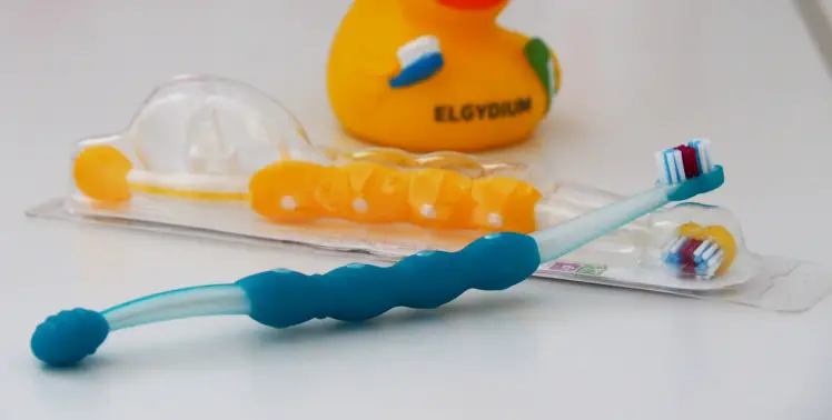 Die Zahnbürste für Kinder von MAM mit extra langem Griff.