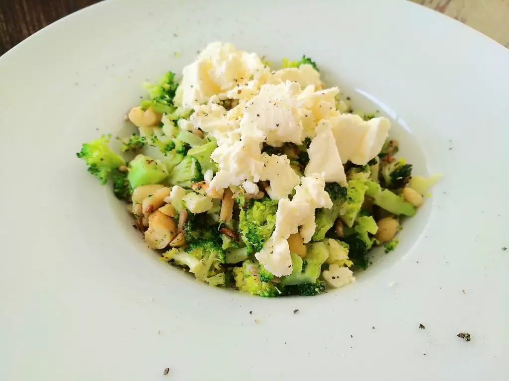 brokkoli broccoli rezept bowl, salatbowl, foodblog, gebraten, schwanger, mama, feta, cashews, pinienkerne, one pot, buddhabowl