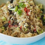 brokkoli quinoa salat broccoli rezept bowl, salatbowl, foodblog, gebraten, schwanger, mama, feta, cashews, pinienkerne, one pot, buddhabowl