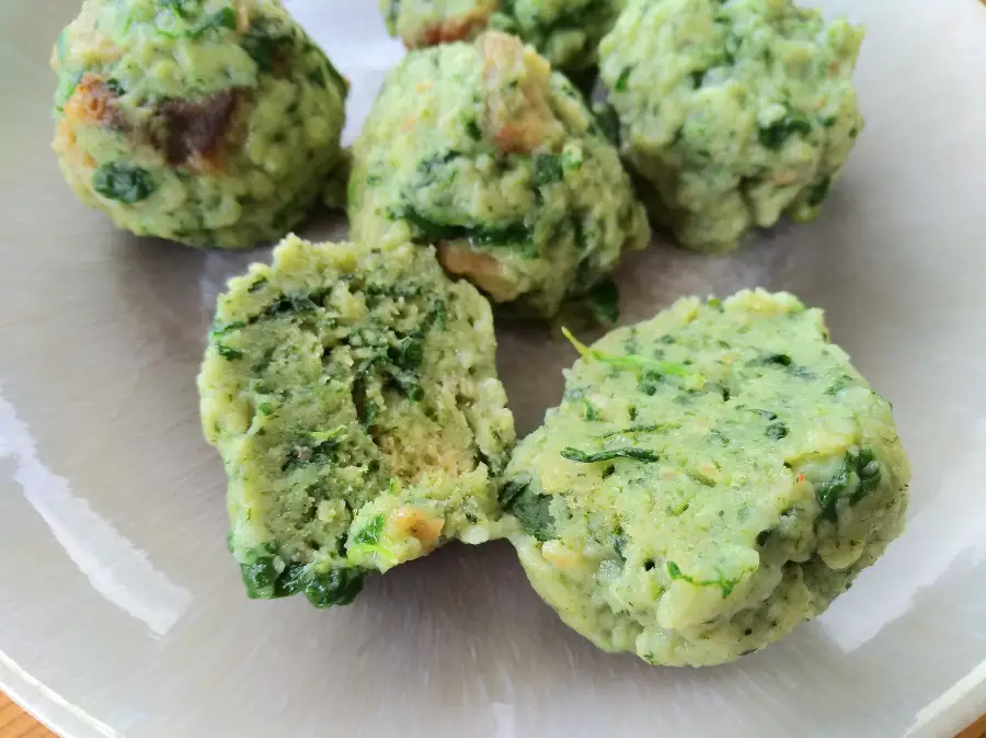 knödel spinatknödel kinder familie vegetarisch Spinat Blattspinat frisch geerntet foodblog spinatknödel rezept
