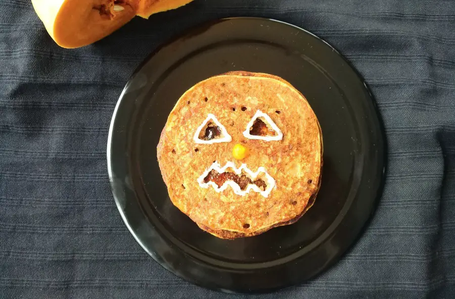kürbis monster pancakes halloween rezept pfannkuchen kinder foodlbog mamablog einfach lustig apfelmus hero baby