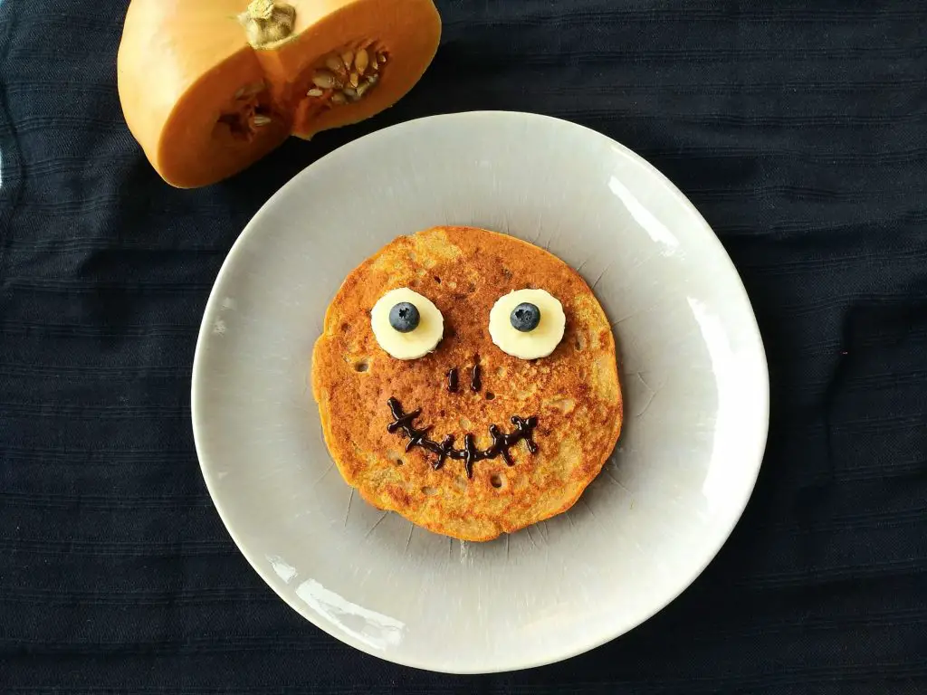 kürbis monster pancakes halloween rezept pfannkuchen kinder foodlbog mamablog einfach lustig apfelmus