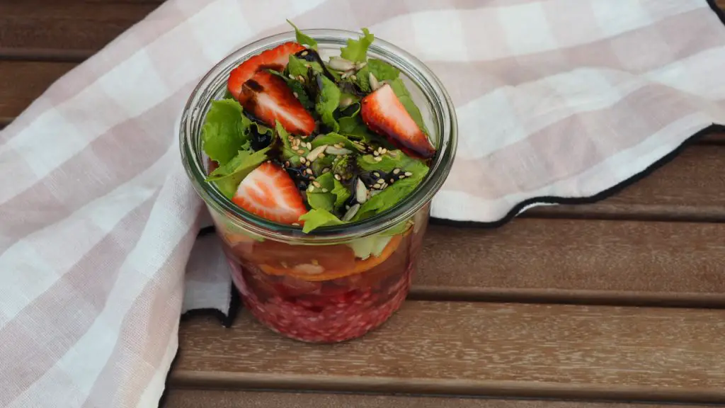 Buchweizen Salat im Glas Rezept Gemüse saisonal, saladbowl, buddhabowl, to go, vegan, karotten, tomaten, glutenfrei