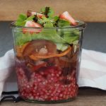 Buchweizen Salat im Glas Rezept Gemüse saisonal, saladbowl, buddhabowl, to go, vegan, karotten, tomaten, glutenfrei