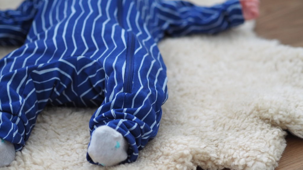 strampler blau mustikka ökologische kinderkleidung kinder kleider nachhaltig test mamablog baby schweiz onlineshop