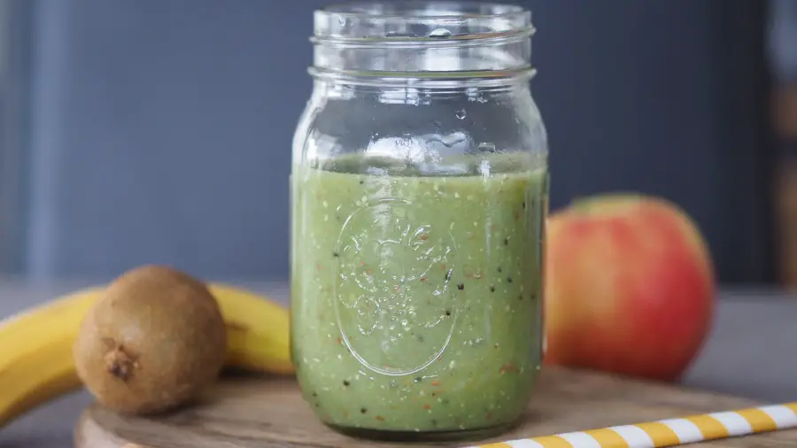grüner smoothie green kiwi apfel banane gerstengras spinat gesund vitamine kind familie winter rezept foodblog