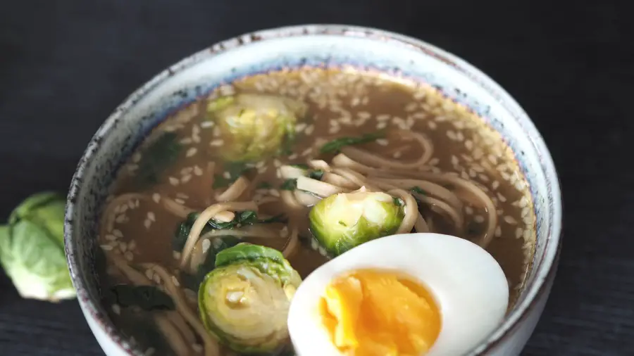 Ramen Nudelsuppe Rosenkohl vegetarisch schnell einfach japanisch ei rezept