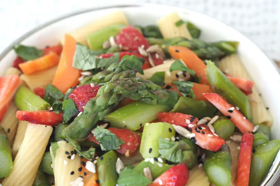 erdbeer spargel salat rezept karotten nudelsalat einfach vegan vegetarisch frühling blitzrezept resten