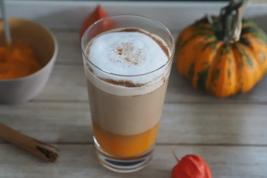 pumpkin spice latte im Glas