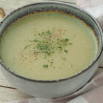topinambur suppe in schüssel