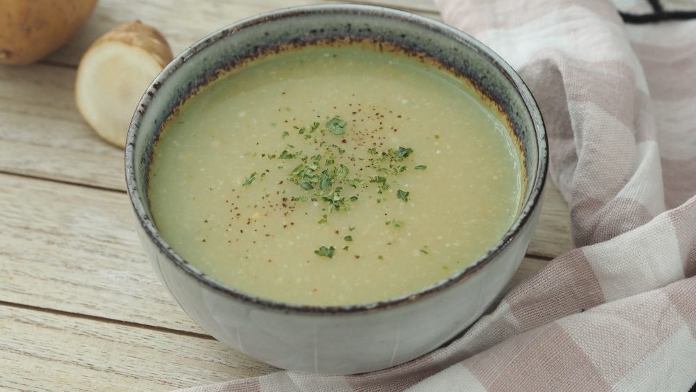 topinambur suppe in schüssel