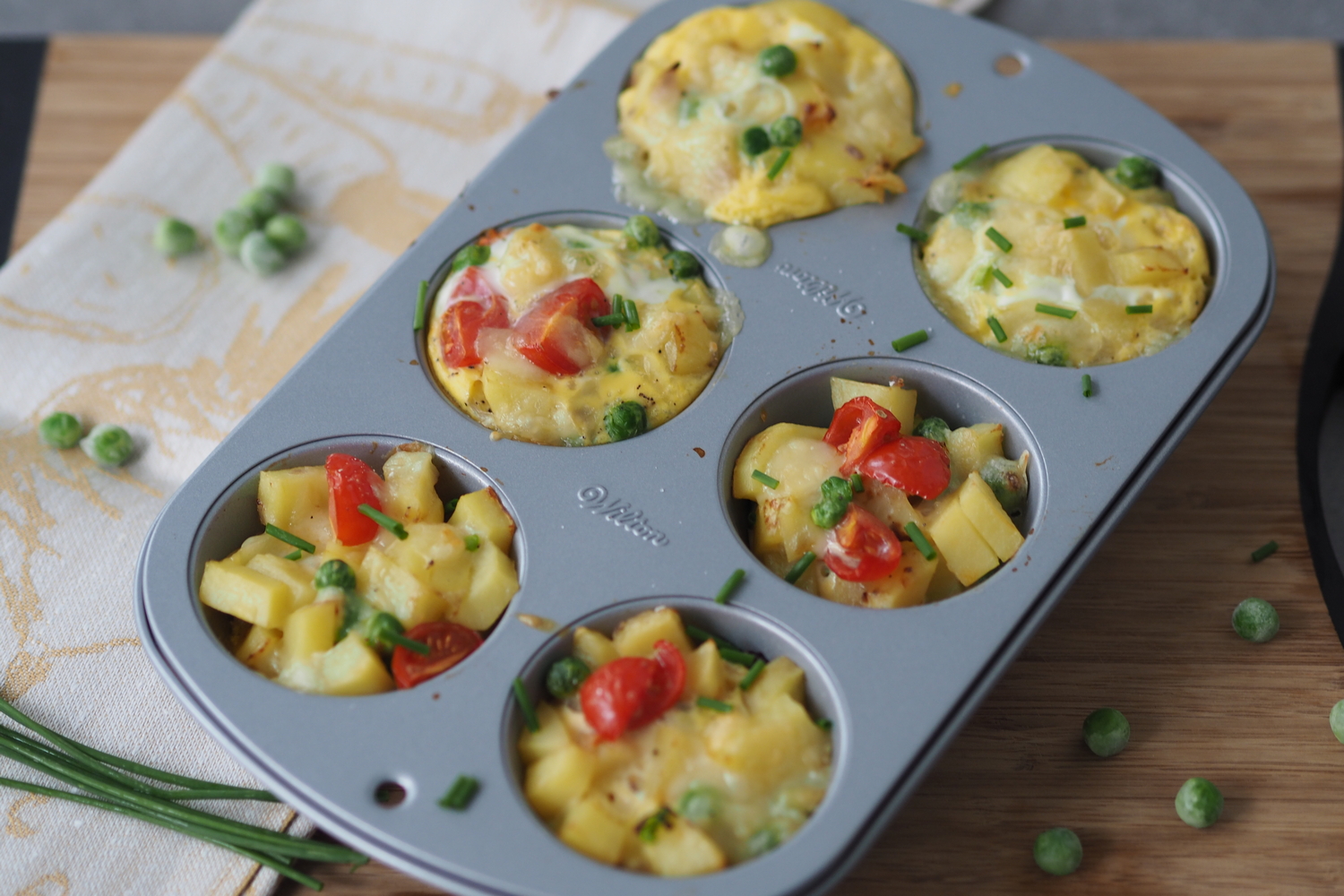 Tortilla Muffins mit Erbsen in Muffinsform